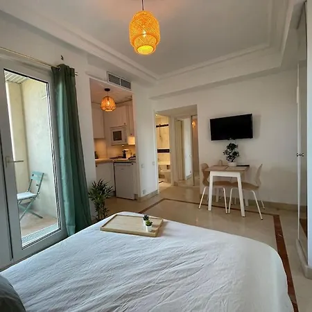 Studio Front Yourhosthelper Apartman