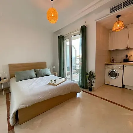 Studio Front Yourhosthelper Apartman